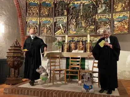 Spielten im Gottesdienst Paul und Pablo: Pastorin Regina Dettloff (rechts) und Pastor Rainer Mittwollen (links).