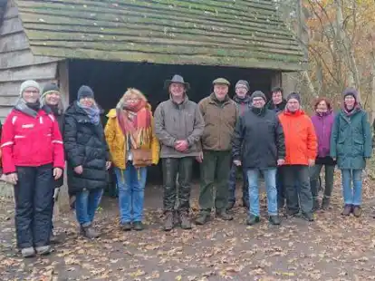 Die ersten Natur- und Landschaftsf&uuml;hrerinnen und -f&uuml;hrer im Naturpark Wildeshauser Geest: (von links) Kirstin Schoppa, Carina Laudemann, Astrid Vogel-H&ouml;pker, Walburga Harms, Anne Wilkens-Lindemann, Sascha Meyer, Gerold Schnier, Horst Himmelskamp, Franc Henkensiefken, Anja Zalfen, Reinalt Kowalewski, Heike Jansen-Reinders, Annika Garms und Fred Heuermann.