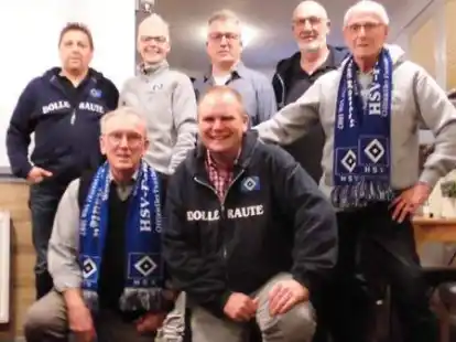 Die HSV-Fans (von links) Manfred Rademacher, Jan-Peter Nakaten, Harte Stickan, Michael Stickan, Michael J&uuml;rgens, Claus D&ouml;rrbecker und Herold Blohm glauben fest an den HSV-Aufstieg.