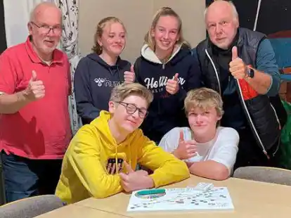 Die Spieleerfinder: Udo Jan&szlig;en (von links), Marike Ammersken, Johannes Cassens, Jana Rose, Emil Arp und Hans-J&uuml;rgen Kretzmer-Jan&szlig;en.