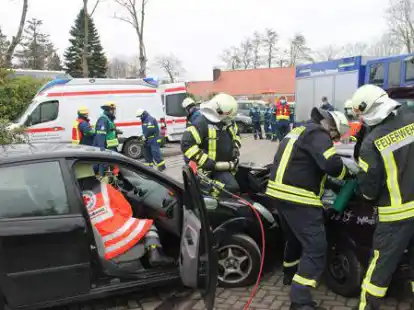 &Uuml;bungsszene: Drei Personen werden nach einem Unfall in zwei Autos eingeklemmt.