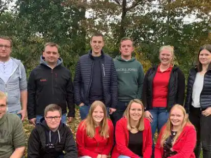 Der Vorstand neugew&auml;hlte Vorstand der Landjugend Benthullen-Harbern (stehend, von links): Keno Ro&szlig;kamp (Ger&auml;tewart), Jonas Kiewitt (2. Vorsitzender), Malte Schr&ouml;der (1. Vorsitzender), Arne M&uuml;ller (Fetenmanager), Ann-Kathrin Koppenberg (Kassenwartin), Lilly Jenrich  (2. Vorsitzende). Hockend von links:  Fabian Hoting (Vorstandspraktikant), Lars Pargmann (Vorstandspraktikant), Lea Brun&szlig;en (Platzwartin), Nadine Bliefernich (Gesch&auml;ftsf&uuml;hrerin) Alina M&uuml;ller (Schriftf&uuml;hrerin). Es fehlen Sarina Ghode (1. Vorsitzende) und Simon Pitann (Fetenmanager).