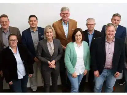 Sie erwarten weiter steigende Besch&auml;ftigtenzahlen im Oldenburger M&uuml;nsterland: Frank S&auml;nger (von links, Agentur f&uuml;r Arbeit), Dirk Gehrmann (Landkreis Cloppenburg), Ulrike Meyer (Landkreis Vechta), Dr. Michael Hoffschroer (Kreishandwerkerschaft Cloppenburg), Tina Heliosch (Agentur f&uuml;r Arbeit), Uwe Haring (ecopark), Iris Wollenberg (Agentur f&uuml;r Arbeit) G&uuml;nter Aden (Rehau), Thomas Diekhaus (Agentur f&uuml;r Arbeit), Andreas Schr&ouml;der (Schne-frost), Carsten Groneick (Perso Plankontor) und Markus Nacke (Kreishandwerkerschaft Vechta).