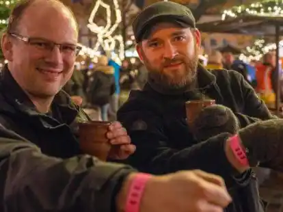 Haben den Becher Feuerzangenbowle nur mit g&uuml;ltigem Kontroll-B&auml;ndchen bekommen (von links): Die NWZ-Redakteure Patrick Buck und Wolfgang Alexander Meyer.