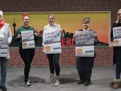 Sie planen die Messe (von links): Bernd Ebbing, Ina Ortmann, Imke Haake, Feenja Stramann und Christine Kowski. Die Mund-Nasen-Masken wurden nur f&uuml;r das Foto abgesetzt.