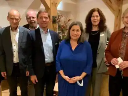 Sei Mensch, hab Herz! Die regionale Anthologie der Landkreise  Wesermarsch und Oldenburg wurde von (von links)  Andrea Naber, Reinhard Rakow, Alfred B&uuml;ngen, Dieter Kohlmann, Helga B&uuml;rster, Karin Pieper und Karin Logemann einem interessierten Publikum im Gut Moorbeck pr&auml;sentiert