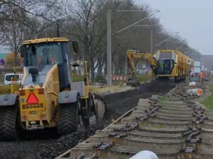 Das komplette Gleis wird erneuert &ndash; dazu z&auml;hlen Schienen, Schotter und Schwellen.