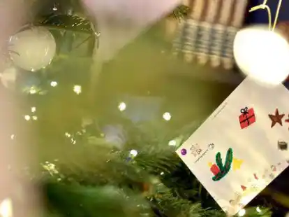 Ein Wunschzettel an einem Wunschbaum.