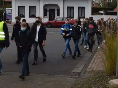 Zahlreiche Sch&uuml;ler des Albertus-Magnus-Gymnasium (AMG) Friesoythe waren am Freitag f&uuml;r den guten Zweck im Sternmarsch unterwegs. Foto: