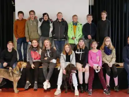 Ein Projekt, das begeistert: eine sechste Klasse der Oberschule Rodenkirchen mit Mary Pelz (links, vorn) und Kathy Waringer (rechts, vorn) von der Hundeschule Hundumprima mit (von links) Polly, Cooper und Nobu.