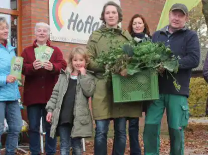 Vor dem Hofladen von Elke Krebs in D&ouml;tlingen: (von links) Annamaria Kohlhoff, Irmtraud Keppler, Freya und Kathrin Brengelmann, Marianne Bernhard-Beeskow, Ren&eacute; Dolling und Elke Krebs
