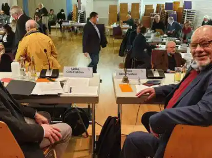 Wolfgang Sasse (rechts) er&ouml;ffnete die konstituierende Ratssitzung. G&uuml;nter L&uuml;bke (links) wurde anschlie&szlig;end erneut zum Ratsvorsitzenden gew&auml;hlt.