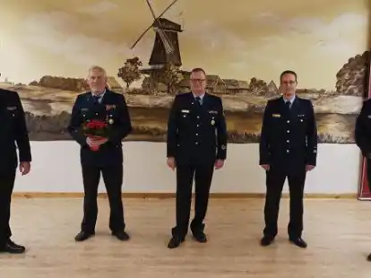 F&uuml;hrungswechsel beim Feuerwehrverband Ostfriesland: der bisherige - und k&uuml;nftige &ndash; Vize Ralf Heykants (von links), Altpr&auml;sident Ernst Hemmen, Erwin Reiners als neuem Pr&auml;sident sowie Mario Eilers als neuer, zweiter Vize. Ernst L&uuml;bben war und bleibt Gesch&auml;ftsf&uuml;hrer des Verbands.