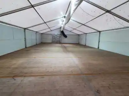 Hier kann nun Sport stattfinden. Das 200 Quadratmeter gro&szlig;e, beheizbare  Zelt wurde am Rande des Sportplatzes am Huder Bach aufgestellt.