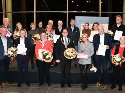 B&uuml;rgermeister Kristian Kater (vorne, Mitte) zeichnete im Rathaus Corona-Helfer aus.