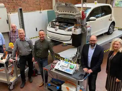 BBS Friesoythe r&uuml;stet sich f&uuml;r E-Mobilit&auml;t (v.l.): Frank Dellwisch (Lehrer), Antonius Kanne (Lehrer), Carsten Bartels (Lehrer), Carsten Vaske (Abteilungsleiter), Johann Wimberg (Landrat) und Marlies Bornhorst-Paul (Schulleiterin)