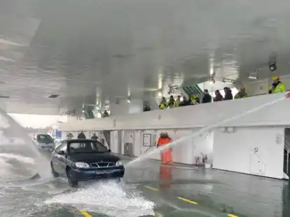 Die Feuerwehr verhindert in der &Uuml;bung auf dem Fahrzeugdeck die weitere Ausbreitung des Feuers auf der Inself&auml;hre.