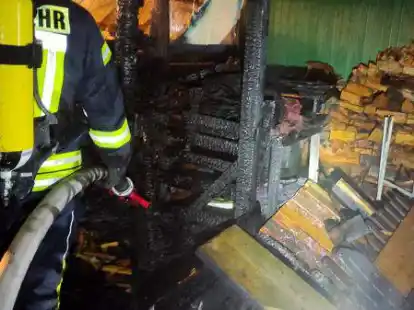 Bei einem Schuppenbrand in Wirdum konnte die Feuerwehr das &Uuml;bergreifen der Flammen auf das Wohnhaus verhindern.