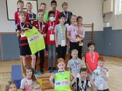 Stolz auf ihren &bdquo;Hanniball-Pass&ldquo;: Die Friedrichsfehner Grundsch&uuml;ler absolvierten bei den Handball-Aktionstagen verschiedene Stationen rund um das Handball-Spielen.