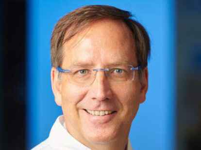 Sven Gerald Wacker, Chefarzt am Borrom&auml;us Hospital Leer, erl&auml;utert die Entstehung und Behandlung von Vorhofflimmern.