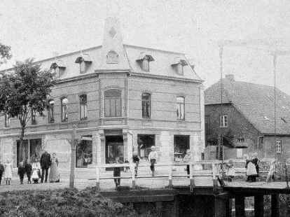 Markantes Geb&auml;ude in Augustfehn: Das Orthsche Haus im Eckbereich Hauptstra&szlig;e/Stahlwerkstra&szlig;e nahe des Augustfehn-Kanals. Die Aufnahme stammt aus dem Jahr 1904.