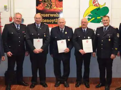 Ehrung bei der Freiwilligen Feuerwehr Altenoythe (von links): B&uuml;rgermeister Sven Stratmann, Stadtbrandmeister Andreas Witting, Josef Timmermann, Albert Pape, Manfred Bregen, Kreisbrandmeister Arno Rauer und Ortsbrandmeister Jens Feye