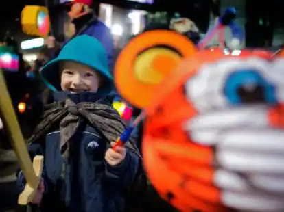 Kinder lieben es, im Herbst mit Laternen unterwegs zu sein &ndash; am liebsten in Begleitung der Eltern.