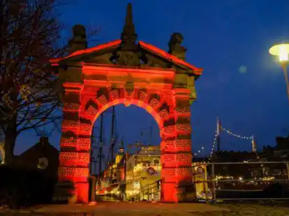 Stiller Protest: Wie im vergangen Jahr, wird das Emder Hafentor in Emden anl&auml;sslich des &bdquo;Orange Days&ldquo; beleuchtet, um ein Zeichen gegen Gewalt an Frauen zu setzen.