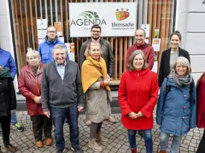 Sie bereiteten Kindern eine Freude: (hinten, v.l.) Maris Wimmer, Christopher Weber, Christian Dobberstein, Herko Zobel und Theresa Hornischer. (vorn, v.l.) Petra Maschner, Helga Dobberstein, R&uuml;diger Birgel, Dorothee Evers, Barbara Kanngie&szlig;er, Ulrike Strehlke-Zobel und Claudia Gerdes.