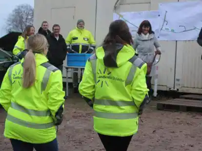 Vor dem Baucontainer: Dort informierte Bauamtsleiter Uwe Kl&auml;ner (rechts) &uuml;ber den aktuellen Stand. Mit dabei war D&ouml;tlingens B&uuml;rgermeisterin Antje Oltmanns (links, neben Kl&auml;ner).