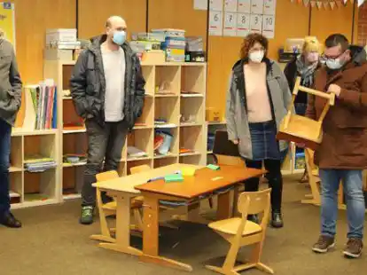 Bei einer Bereisung der Schulen im Saterland schauten sich die Mitglieder des Schul- und Kulturausschusses auch in der Marienschule Str&uuml;cklingen um.