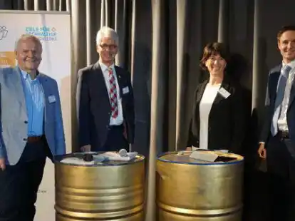 Uwe Schubert (von links), Michael Kurz, Elisabeth Pfeffer und Alexander Hannes nahmen an einer Veranstaltung f&uuml;r nachhaltige Entwicklung teil.