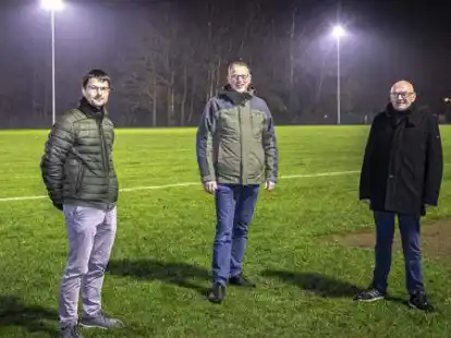 Nahmen die neue Flutlichtanlage auf dem Gelände des Krandelstadions in Wildeshausen offiziell in Betrieb: (von links) Matthias Ruhle, Jens Kuraschinski und Ottmar Jöckel.