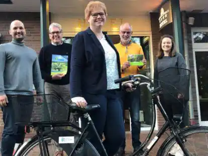Andreas Vorreiter, Wilhelm Koormann, Eva Gr&uuml;nloh, Frank Bullerdiek und Benita Focken (von links) tauschten sich &uuml;ber die vergangenen Radsaison aus.