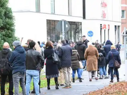 Bereits am Vormittag standen Hunderte Menschen Schlange, um sich im Impfpunkt in den Oldenburger Schlossh&ouml;fen impfen zu lassen.