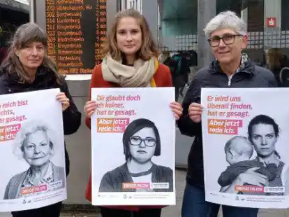 Machen mit einer Plakataktion in VWG-Bussen auf das Thema &bdquo;Gewalt an Frauen&ldquo; aufmerksam: (von links) Anja Kr&ouml;ber, Johanna Reimann und Renate Vossler.