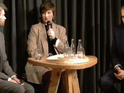 Ann&auml;herung (von links): Prof. Dr. J&ouml;rn Hoppmann, Uni Oldenburg, Moderatorin Bianca von Husen und B&uuml;fa-Chef Felix Thalmann diskutieren im &bdquo;Core&ldquo; &uuml;ber Nachhaltigkeit.
