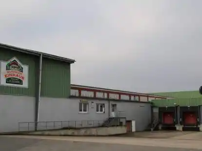 Ein Bild, das es so nicht mehr gibt: Die Firmenschilder von Schinken Einhaus sind schon demontiert. Die neuen Schilder sollen im Februar aufgeh&auml;ngt werden, wann auch die Produktion von vegetarischen Feinkostsalaten und veganen Produkten starten soll.