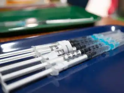 Aufgezogene Spritzen mit dem Wirkstoff von Johnson&Johnson liegen auf einem Tablett. Mehr Politiker sprechen sich f&uuml;r eine Impfpflicht.