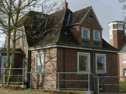 Direkt an der Gro&szlig;en Seeschleuse gelegen: das Haus Nr. 26 in der Stra&szlig;e Am Lotsenhaus.