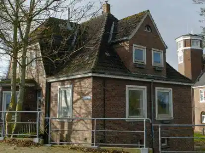 Direkt an der Gro&szlig;en Seeschleuse gelegen: das Haus Nr. 26 in der Stra&szlig;e Am Lotsenhaus.