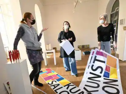 Kleine Kostbarkeiten sind im &bdquo;Kunst Salon 2&ldquo; der BBK-Galerie in der Peterstra&szlig;e 1 zu sehen. Die Aufnahme zeigt beim Aufbau  (von links)  D&ouml;rte Putensen, Bettina Hauke und Lioba M&uuml;ller.