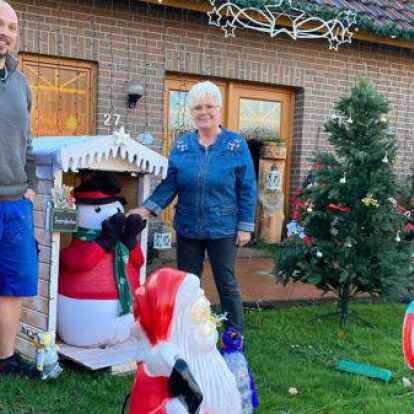 Mit einer Lichterkette am Gartenh&auml;uschen und einer einzigen Figur fing vor 20 Jahren alles an: Heute zieren rund 20.000 Lichter Haus und Garten von Veronika Hill &ndash; und das Beleuchtungsfieber ist auch auf Sohn Andreas &uuml;bergesprungen.