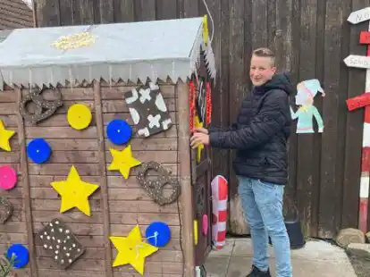 In der Vorweihnachtszeit wird das Gartenh&auml;uschen zum Knusperhaus: Das Styropor-Dekor hat der 13-j&auml;hrige Hauke Alberts selbst entworfen und ausgeschnitten.