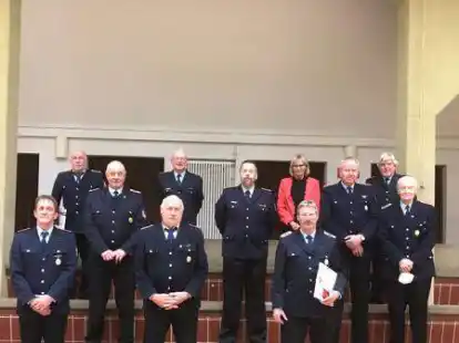 Bei der Jahreshauptversammlung der Elsflether Feuerwehren wurden verdiente Feuerwehrleute ausgezeichnet.