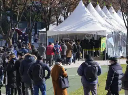 Ein Bild, das zurzeit vielerorts vorherrscht: Menschen stehen Schlange, um sich auf das Coronavirus testen zu lassen.