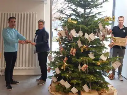 Hoffen auf viele Wunsch-Erf&uuml;ller (von links): Lucas Schwengels, J&ouml;rg Brun&szlig;en (beide Verein &bdquo;Lachende Kinder&ldquo;), B&uuml;rgermeisterin Petra Knetemann, Marvin Gronewald und Inga Koch (beide Gemeinde Edewecht)