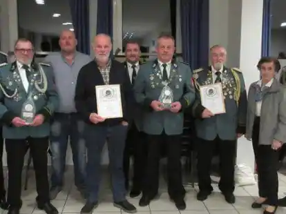 Ehrungen beim Sch&uuml;tzenverein Scharrel (von links): 2. Vorsitzender G&uuml;nther Fugel, Franz Lepper, Matthias Deeken, Wilfried Kuhl, Frank Westerhoff, Ludger Kanne, Johannes Sieger, Marianne Fugel und 1. Vorsitzender Willi Hinrichs