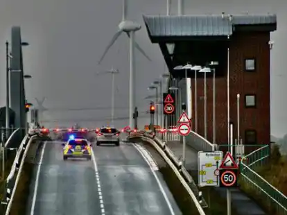 Schon am vergangenen Mittwoch war die Huntebr&uuml;cke f&uuml;r den regul&auml;ren Verkehr gesperrt und lie&szlig; nur Rettungswagen durch.