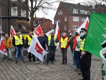 F&uuml;r f&uuml;nf Prozent mehr: Verdi-Demo am Mittwoch auf dem Hafentor-Platz. Vertreter der Polizeigewerkschaft bekundeten ihre Solidarit&auml;t.